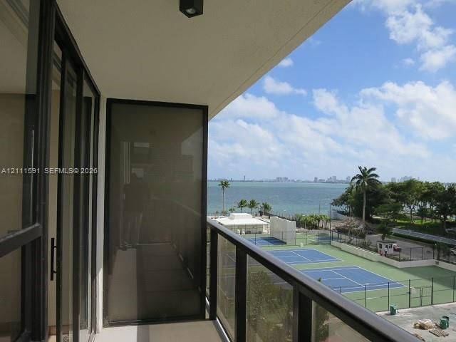 For Rent: $3,300 (1 beds, 2 baths, 990 Square Feet)