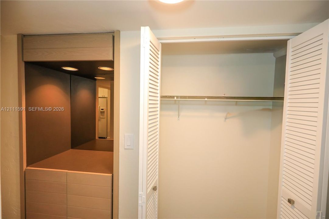 For Rent: $3,300 (1 beds, 2 baths, 990 Square Feet)