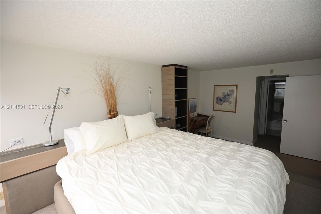 For Rent: $3,300 (1 beds, 2 baths, 990 Square Feet)