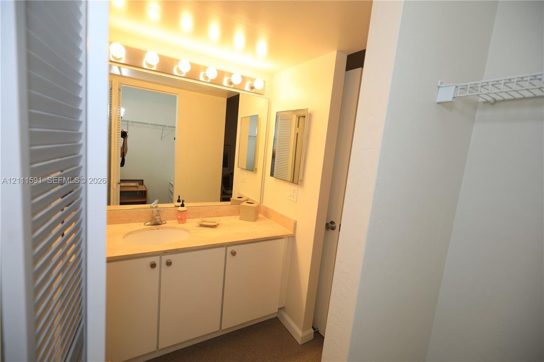 For Rent: $3,300 (1 beds, 2 baths, 990 Square Feet)