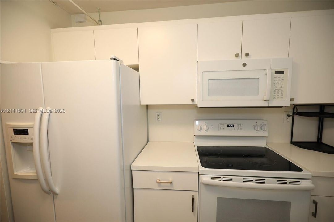 For Rent: $3,300 (1 beds, 2 baths, 990 Square Feet)