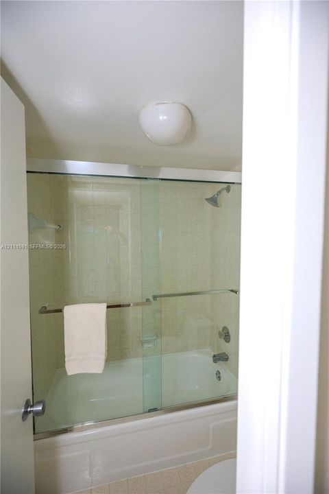 For Rent: $3,300 (1 beds, 2 baths, 990 Square Feet)