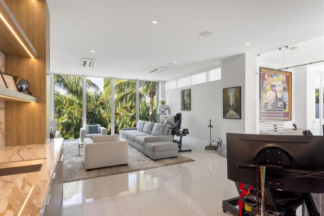 UPSTAIRS_FAMILY_ROOM_ANGLE_RIGHT