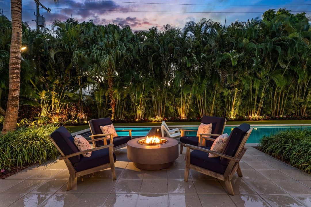 POOL_SEATING_STRAIGHT_SUNSET