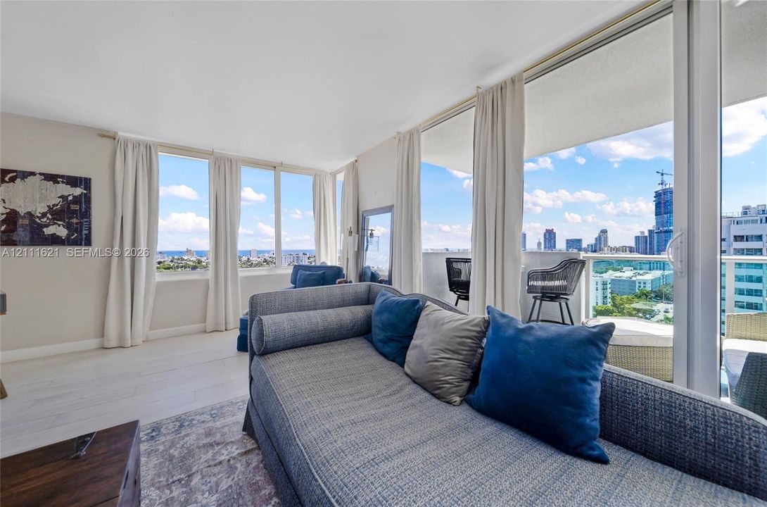 For Sale: $549,900 (1 beds, 1 baths, 990 Square Feet)