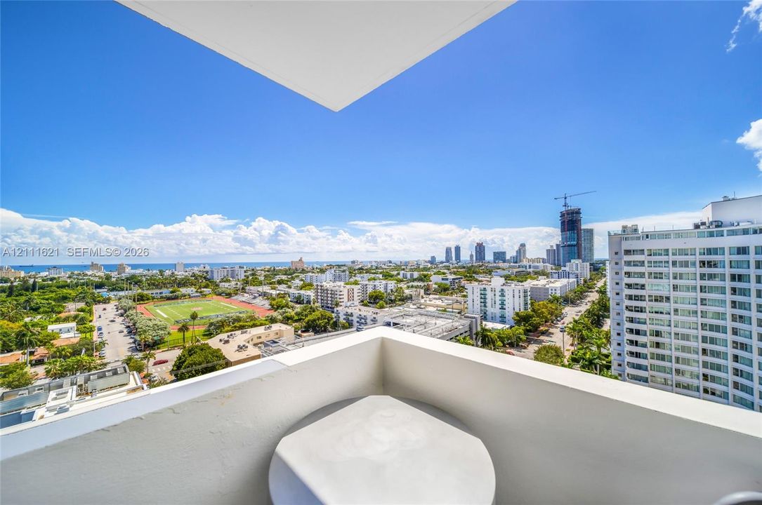 For Sale: $549,900 (1 beds, 1 baths, 990 Square Feet)