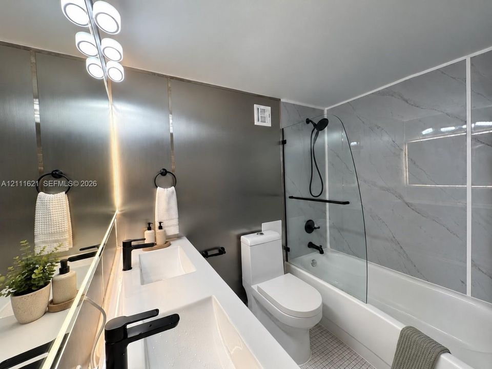 For Sale: $549,900 (1 beds, 1 baths, 990 Square Feet)