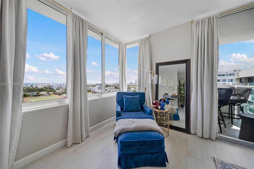 For Sale: $549,900 (1 beds, 1 baths, 990 Square Feet)