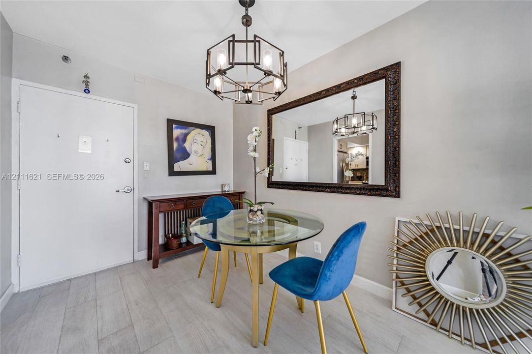 For Sale: $549,900 (1 beds, 1 baths, 990 Square Feet)