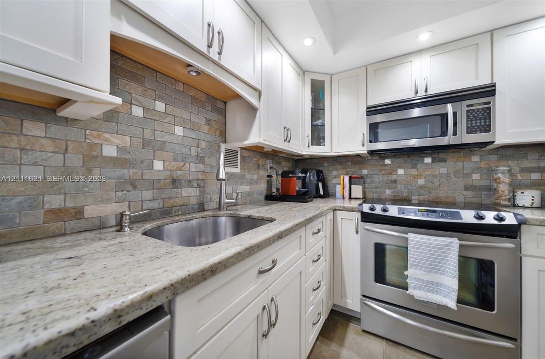 For Sale: $549,900 (1 beds, 1 baths, 990 Square Feet)