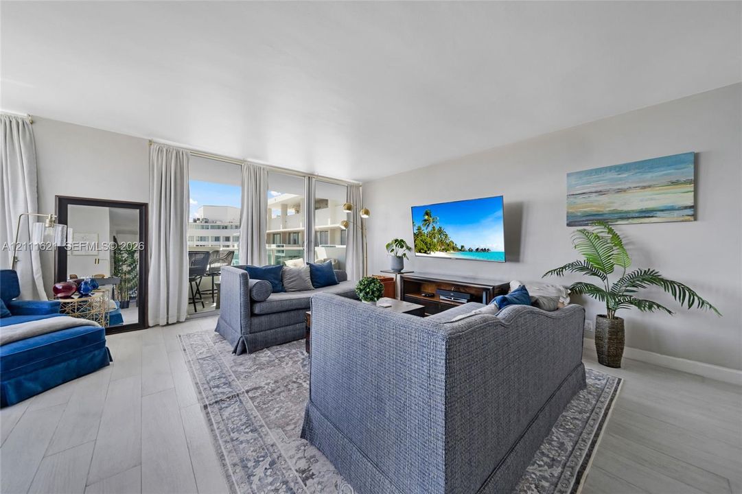 For Sale: $549,900 (1 beds, 1 baths, 990 Square Feet)