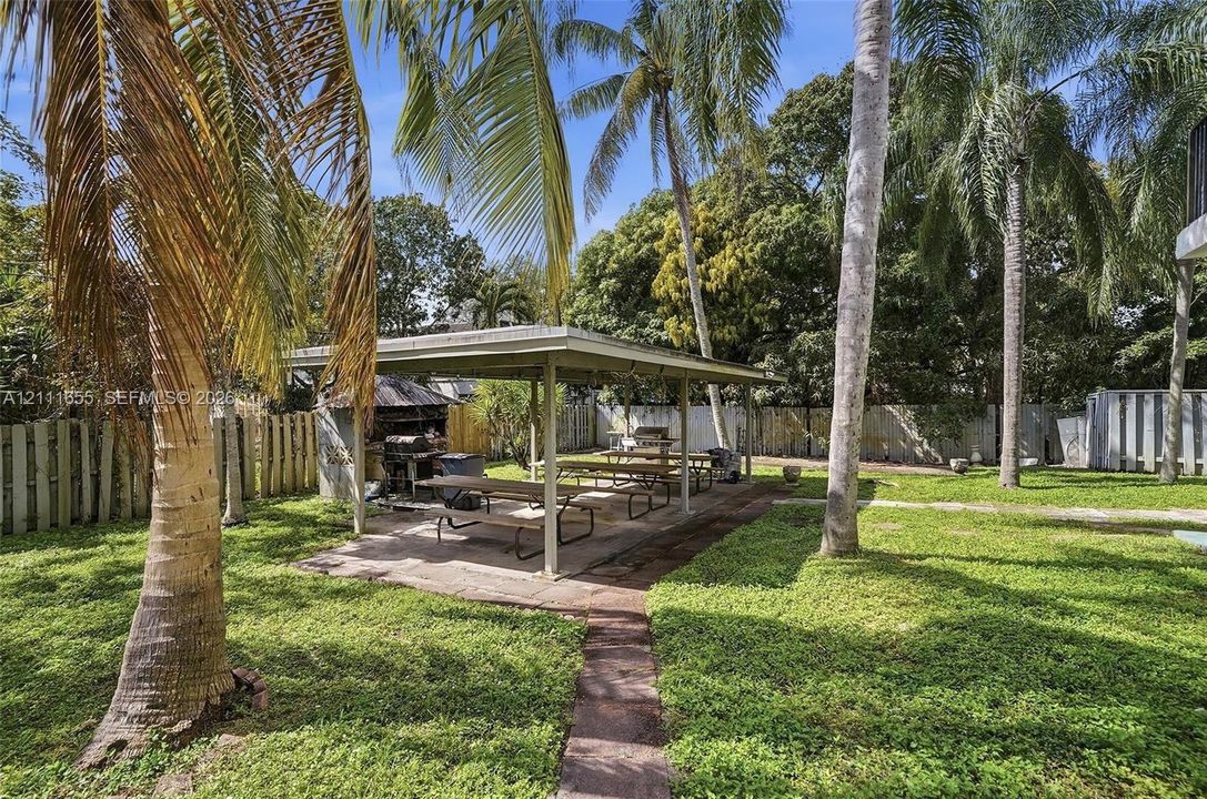For Sale: $174,900 (1 beds, 1 baths, 800 Square Feet)