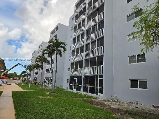 For Sale: $320,000 (2 beds, 2 baths, 1092 Square Feet)