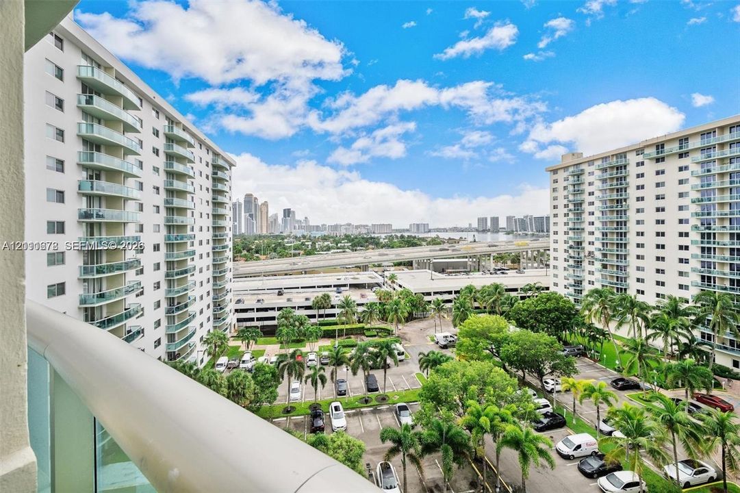 For Rent: $2,300 (1 beds, 1 baths, 1005 Square Feet)