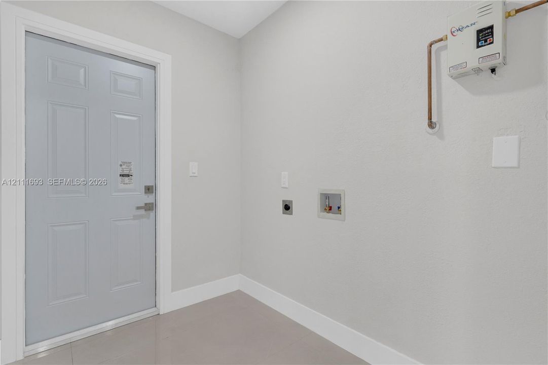 For Rent: $3,800 (4 beds, 2 baths, 1306 Square Feet)
