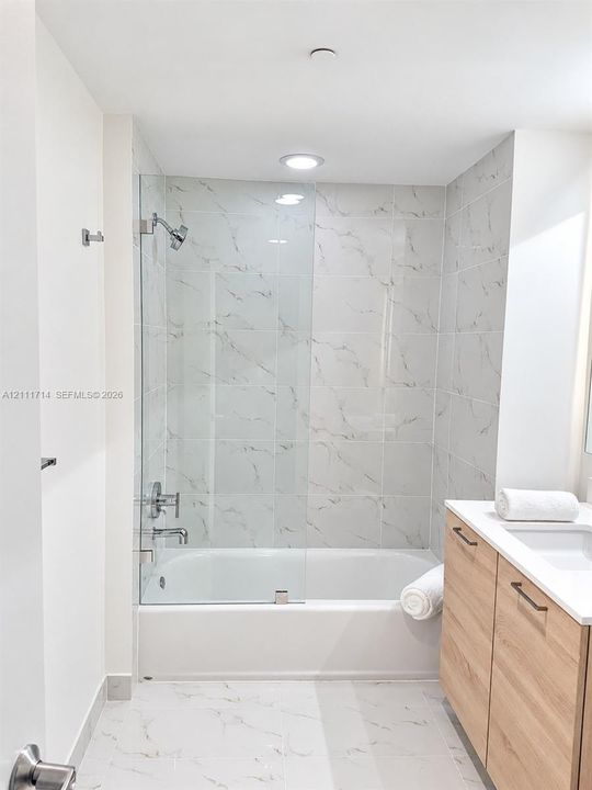 For Sale: $499,500 (1 beds, 2 baths, 937 Square Feet)