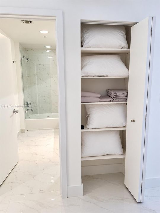 For Sale: $499,500 (1 beds, 2 baths, 937 Square Feet)