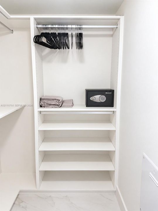 For Sale: $499,500 (1 beds, 2 baths, 937 Square Feet)