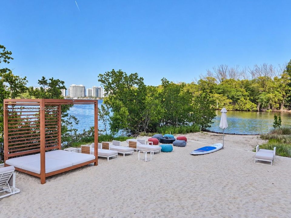 For Sale: $499,500 (1 beds, 2 baths, 937 Square Feet)