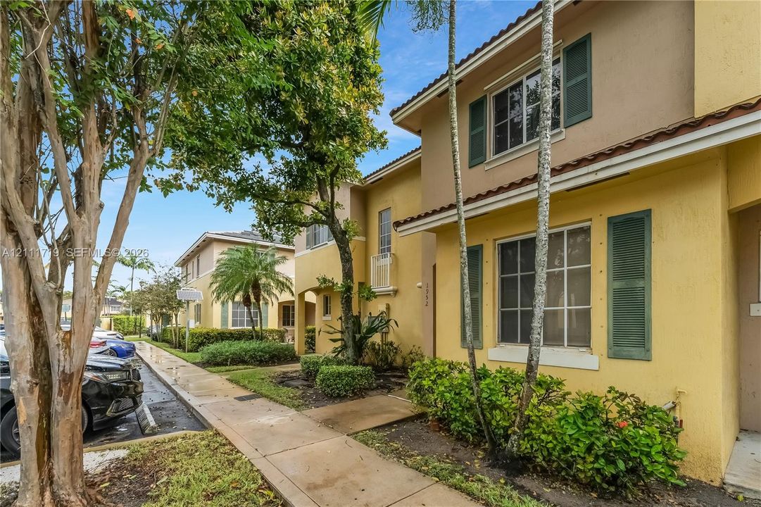 For Sale: $355,000 (3 beds, 3 baths, 1405 Square Feet)