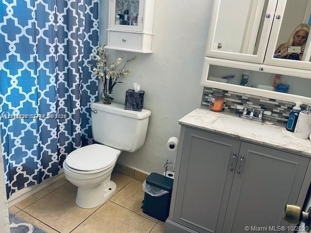 For Rent: $2,400 (2 beds, 1 baths, 813 Square Feet)