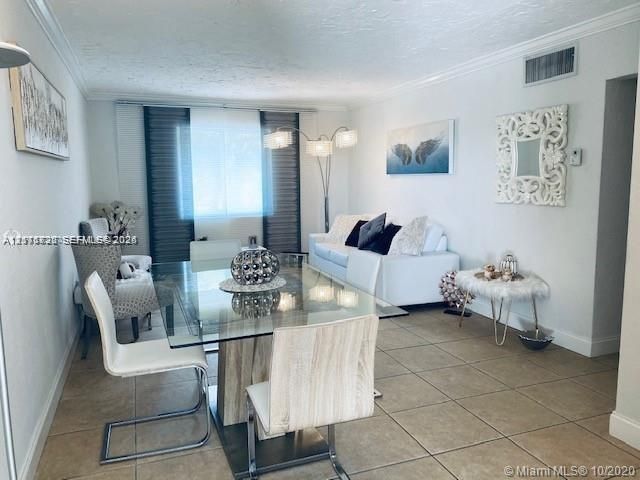 For Rent: $2,400 (2 beds, 1 baths, 813 Square Feet)