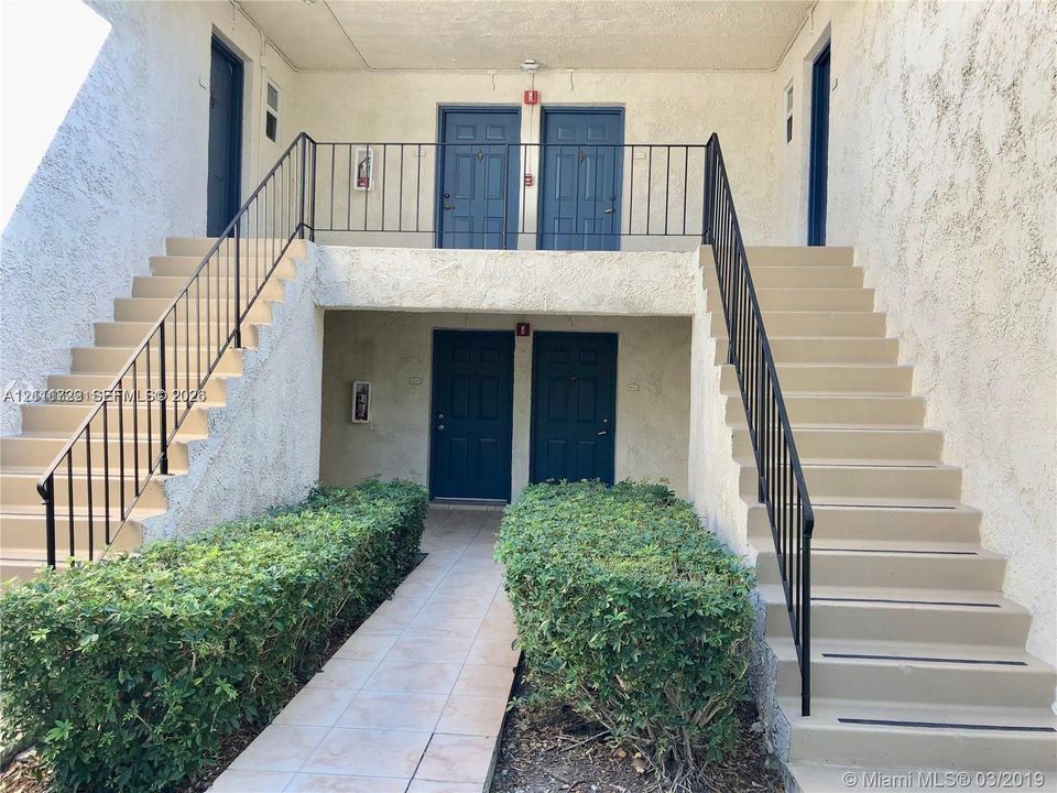 For Rent: $2,400 (2 beds, 1 baths, 813 Square Feet)