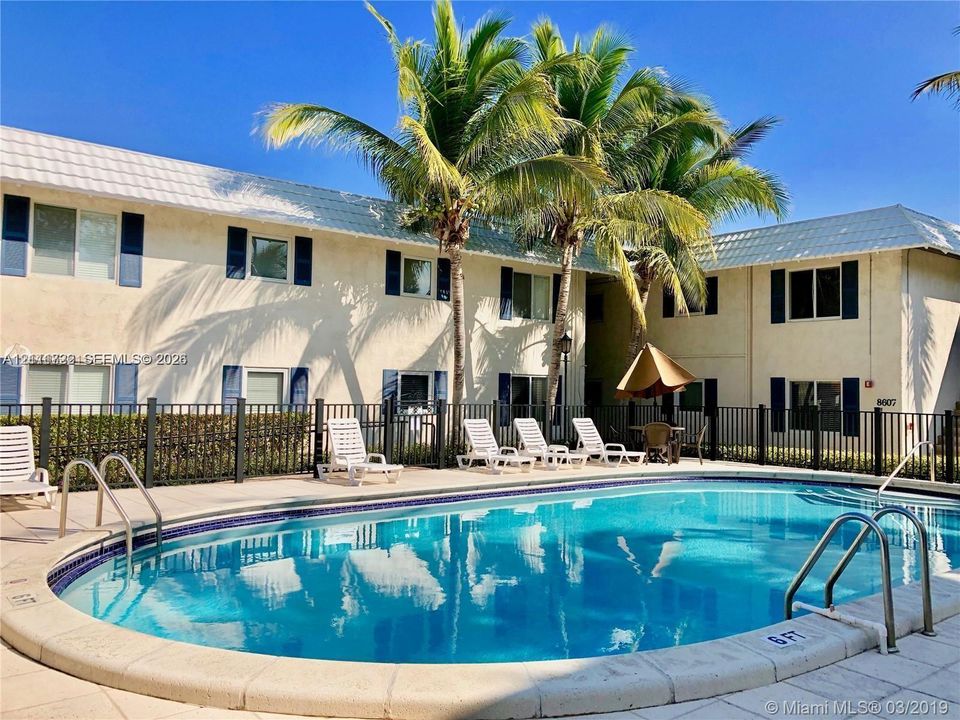 For Rent: $2,400 (2 beds, 1 baths, 813 Square Feet)