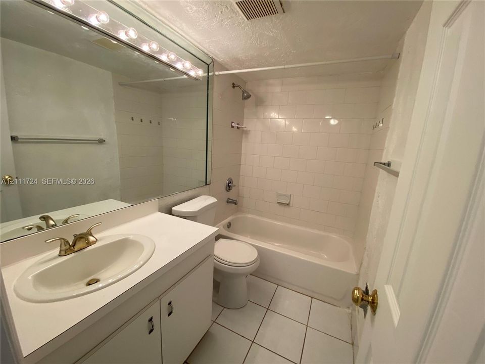For Rent: $1,900 (2 beds, 2 baths, 1000 Square Feet)