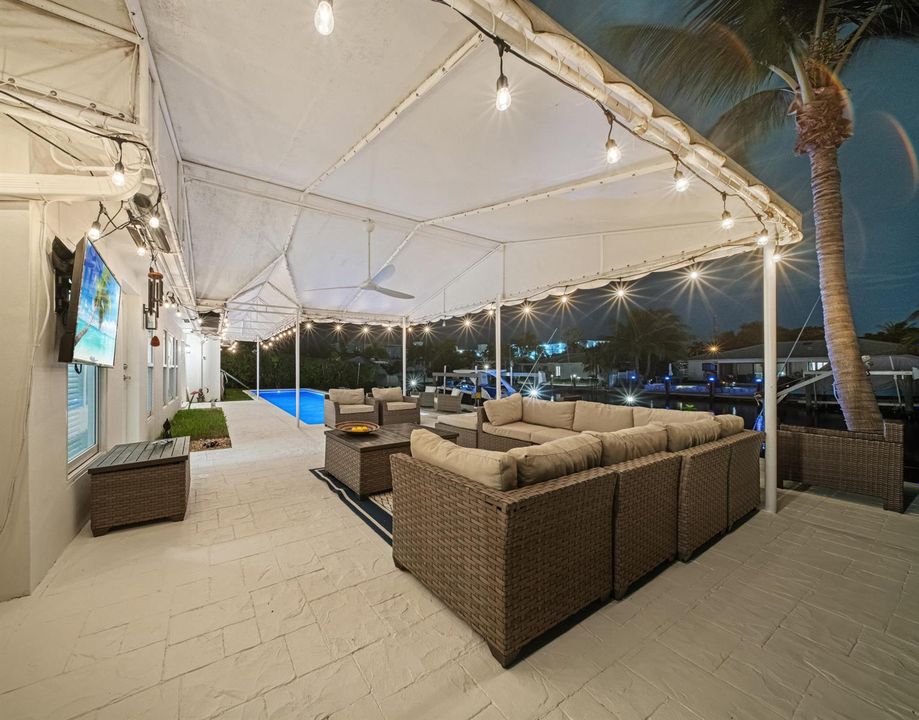DEERFIELD BEACH OUTDOOR LOUNGE