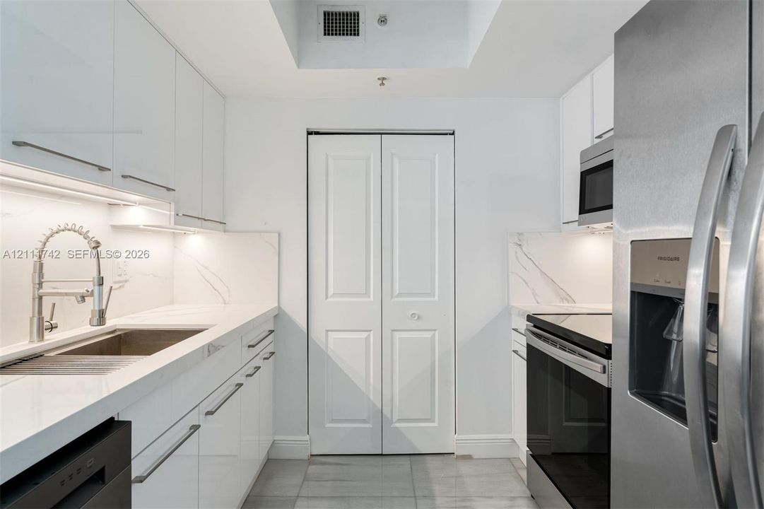 For Rent: $3,200 (2 beds, 1 baths, 977 Square Feet)