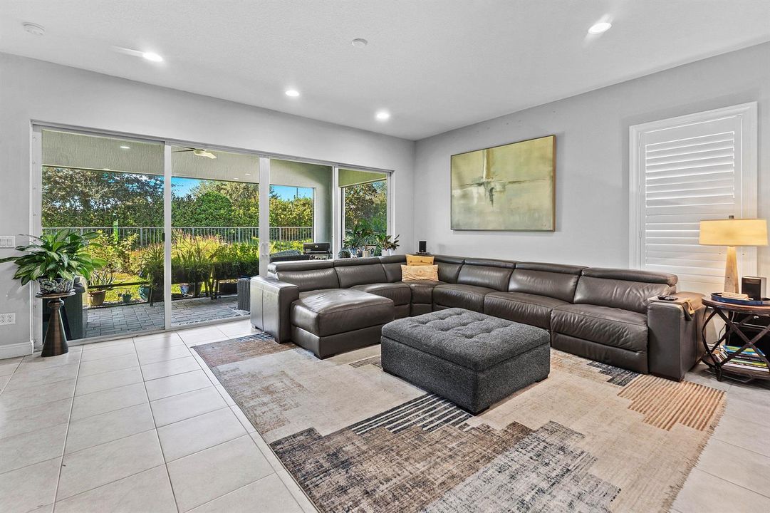 013-12741SouthwestSunriseLakeTerrace-Por