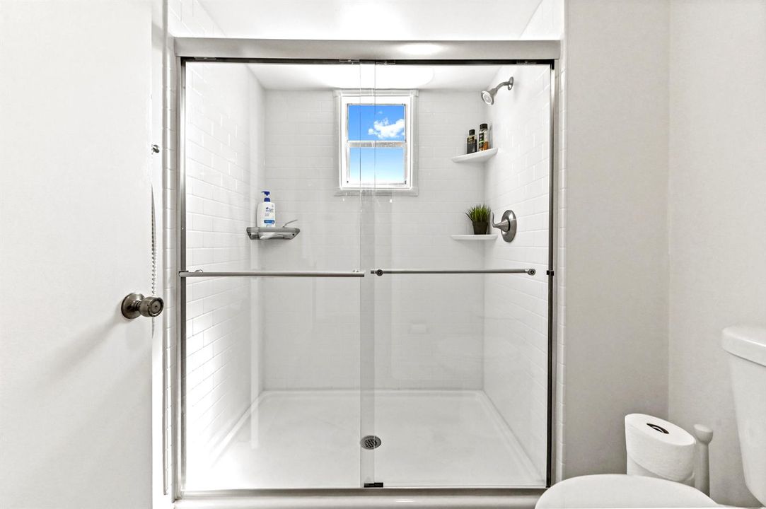 28 Bathroom 02