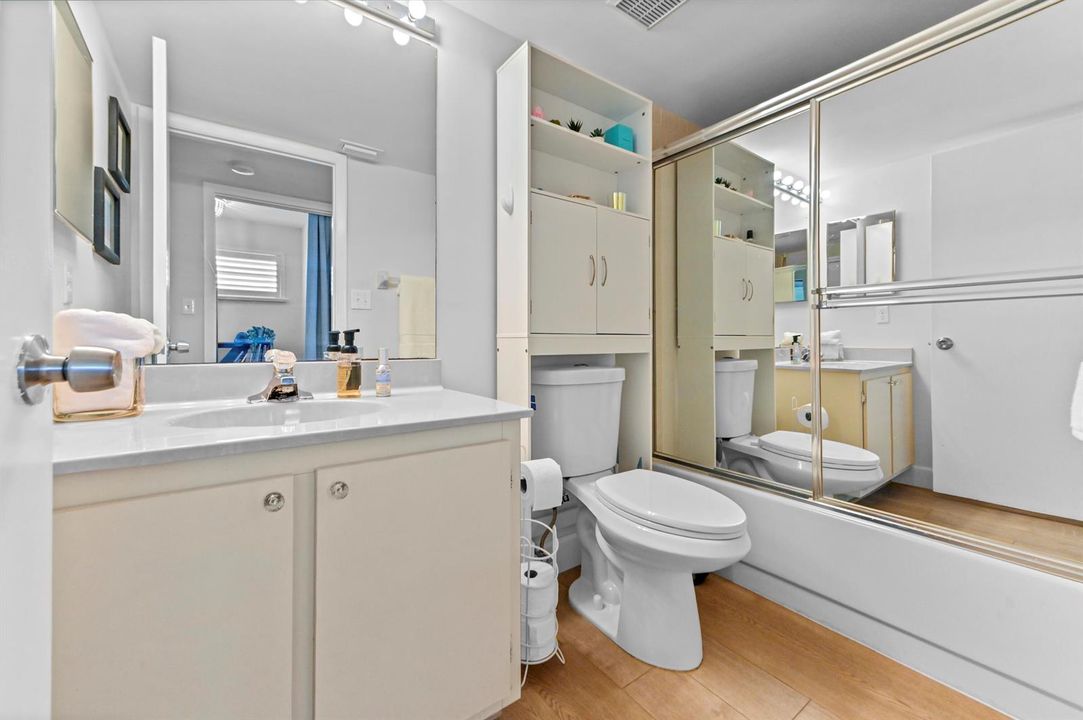16 Bathroom 01
