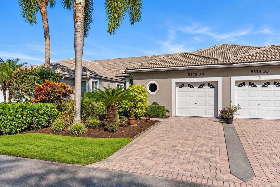 Villa with Garage