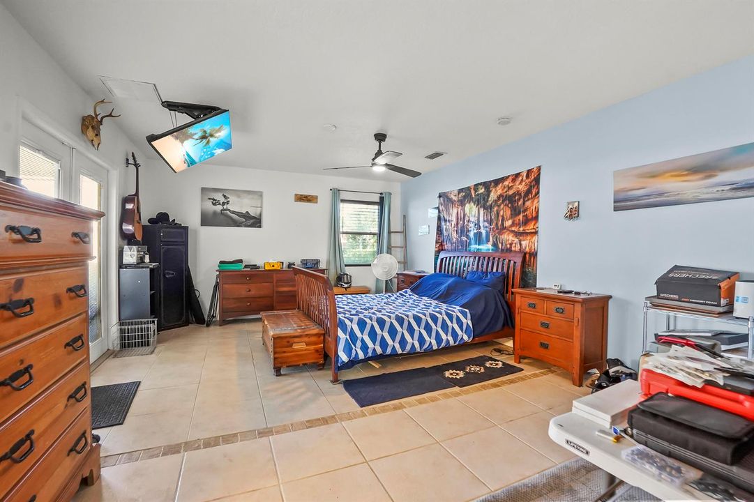 17 Bedroom 01