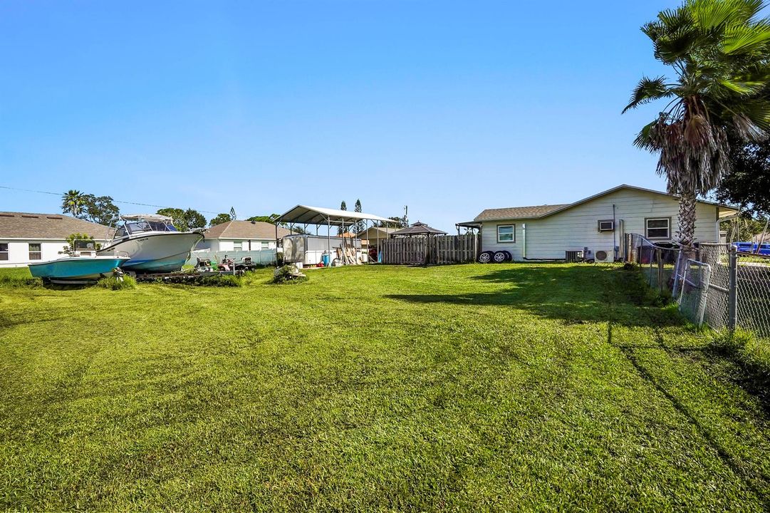 33 Backyard 01