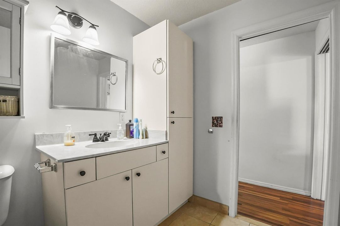 26 Bathroom 02