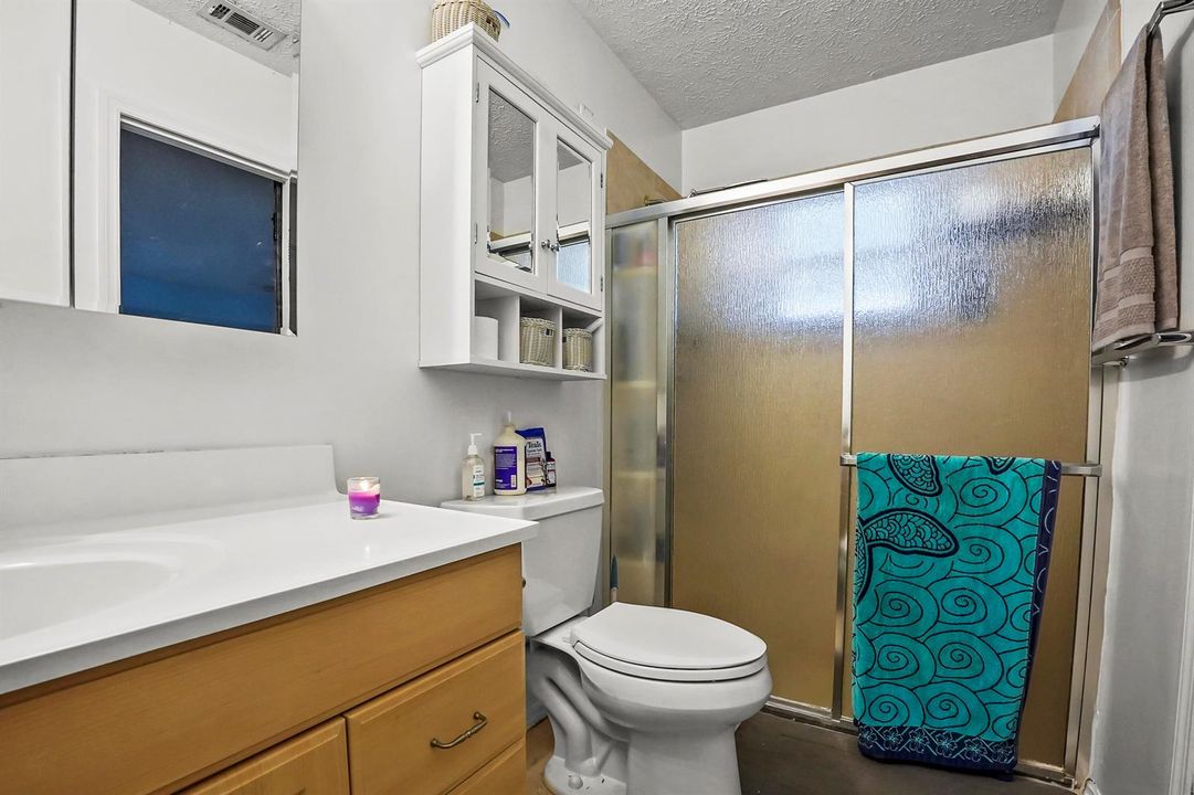 21 Bathroom 02