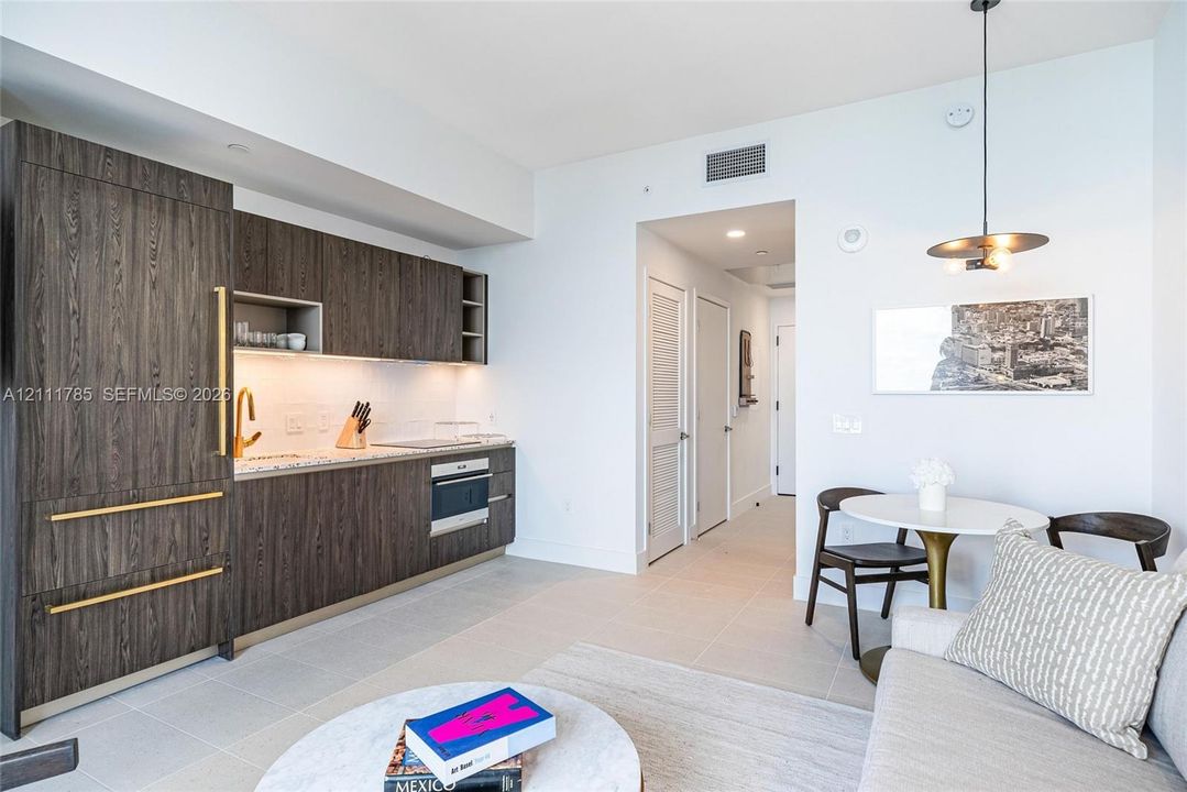 For Sale: $560,000 (1 beds, 1 baths, 463 Square Feet)