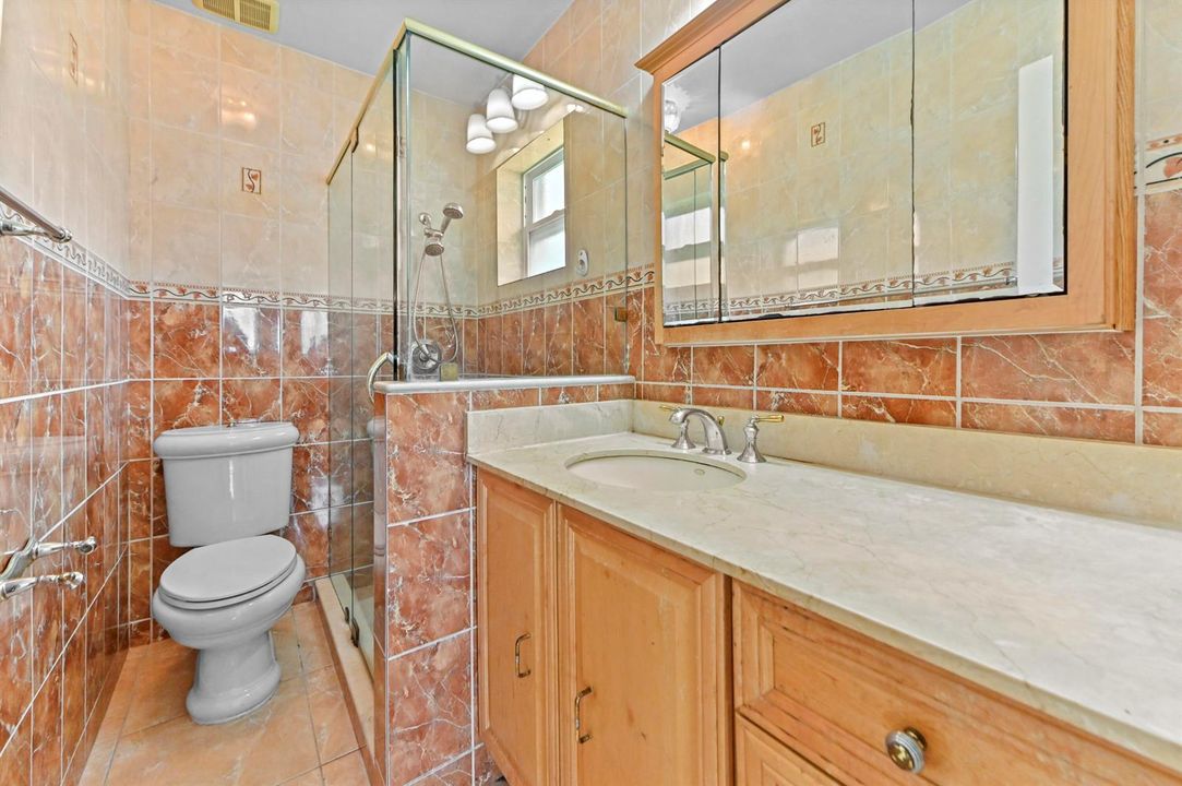 20 Bathroom 01