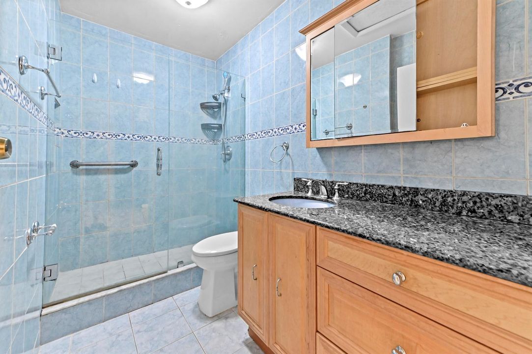 17 Bathroom 01