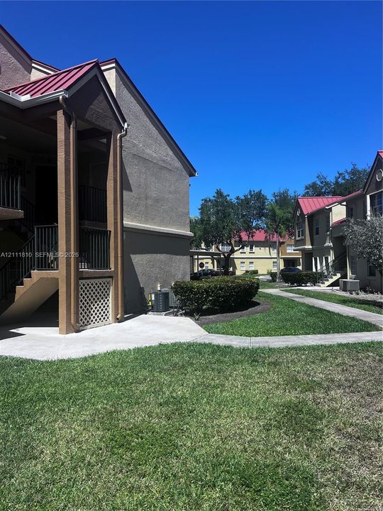 For Rent: $2,200 (2 beds, 1 baths, 957 Square Feet)