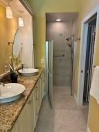 Master bath dual sinks/walk-in shower