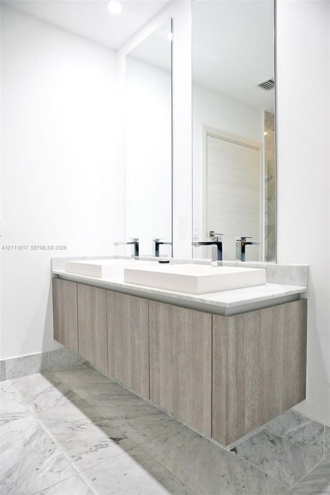 For Rent: $4,350 (1 beds, 2 baths, 866 Square Feet)