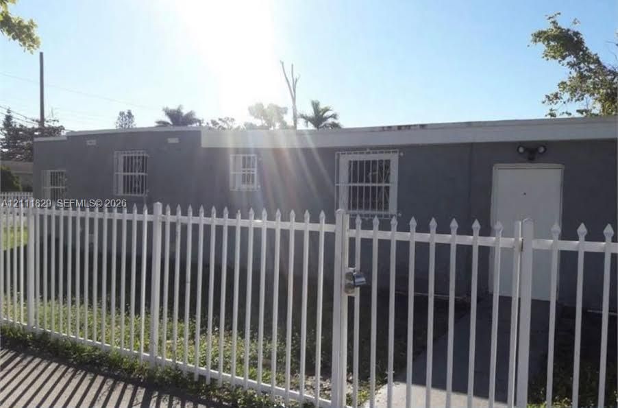 For Rent: $3,500 (4 beds, 2 baths, 1138 Square Feet)