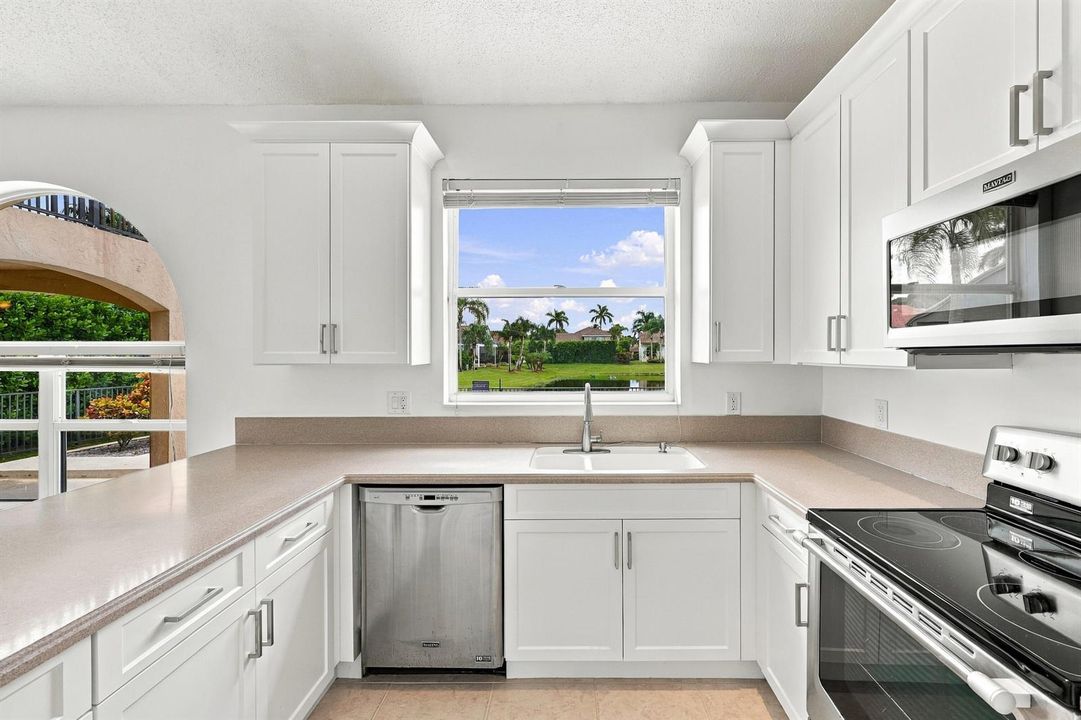 Kitchen with Breakfast Bar3A6910