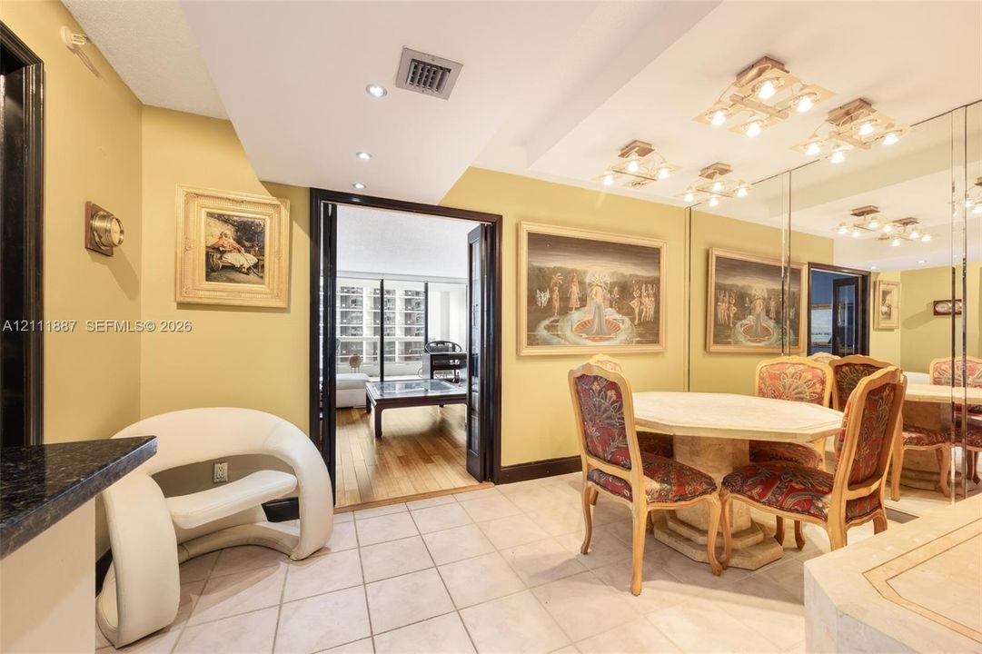For Sale: $410,000 (1 beds, 1 baths, 1094 Square Feet)