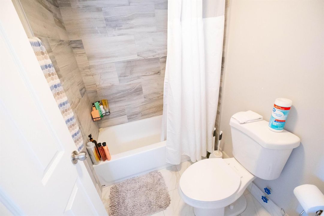BOCA BAYOU MASTER BATHROOM