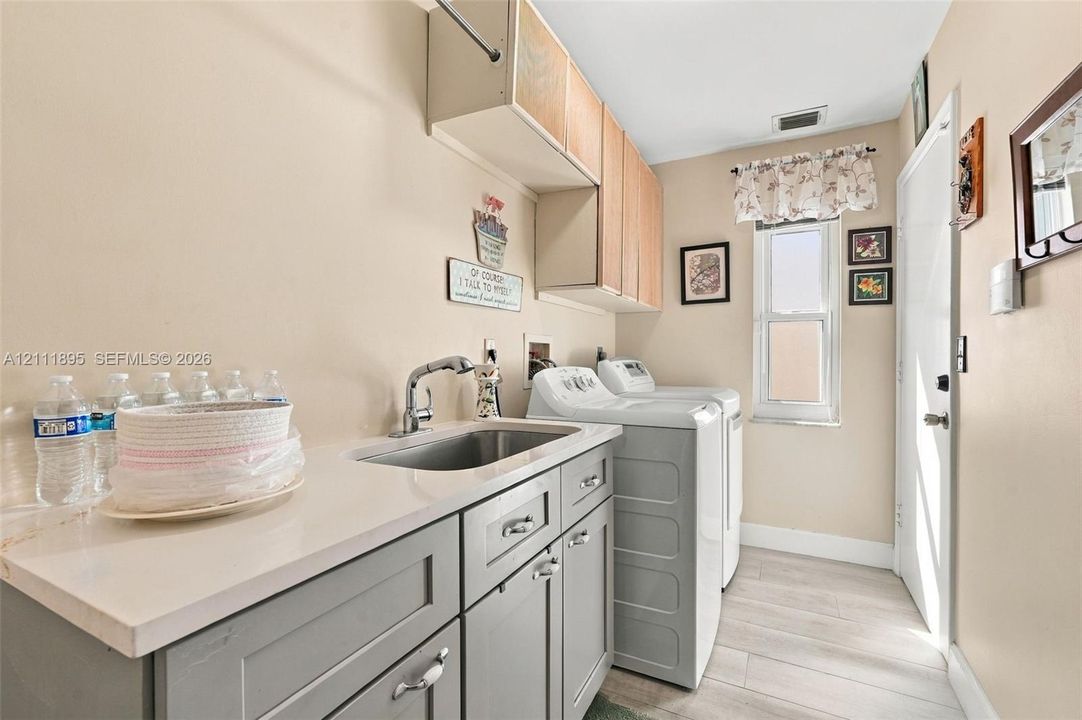 En Venta: $764,900 (4 camas, 2 baños, 2179 Pies cuadrados)